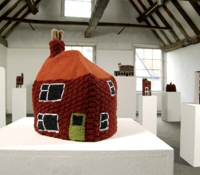 Freddie_Robins_Knitted_Homes_of_Crime,2002,Hand_knitted_wool,quilted_lining_fabric